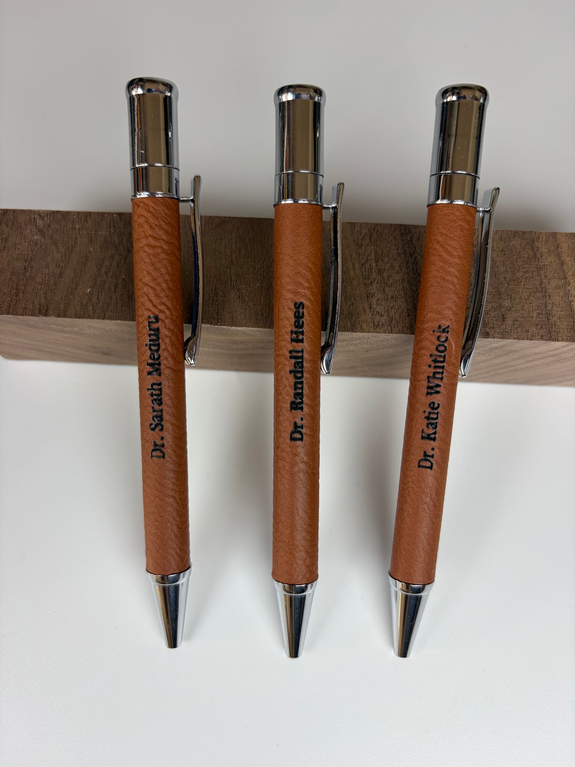     Custom engraved leather ballpoint pens with personalized names, elegant gifts for doctors, nurses, teachers, and professionals.